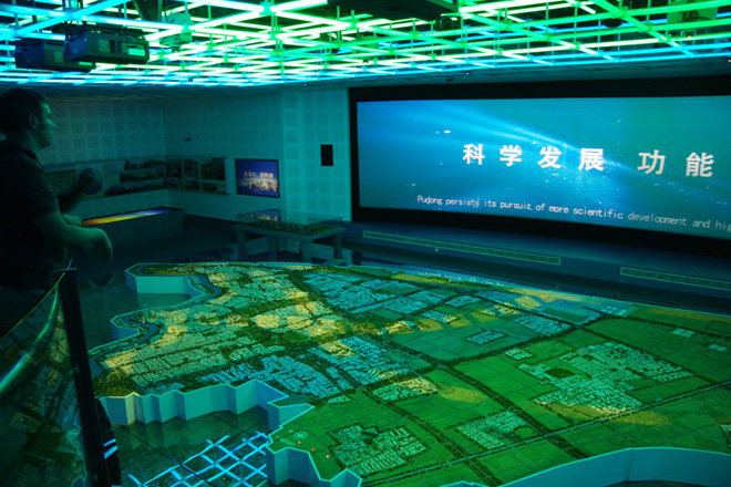 Делегация СМУ РАН в выставочном комплексе, посвященном развитию нового района Пудун в Шанхае, 2012 год